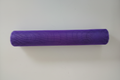 Rotolo di rete decorativa viola su sfondo neutro