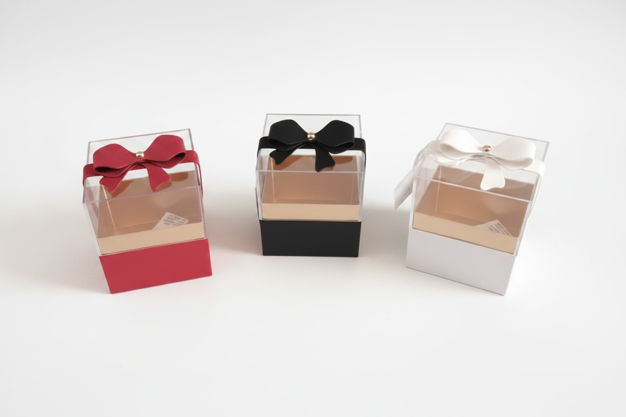 Scatole regalo su sfondo bianco neutro